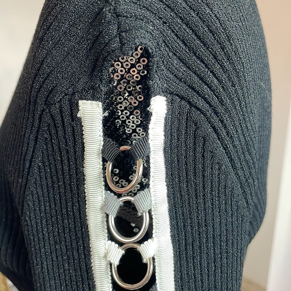 Autumn Cashmere Brand Stunning Chain embellished sleeves Turtleneck NWOT - Picture 3 of 16